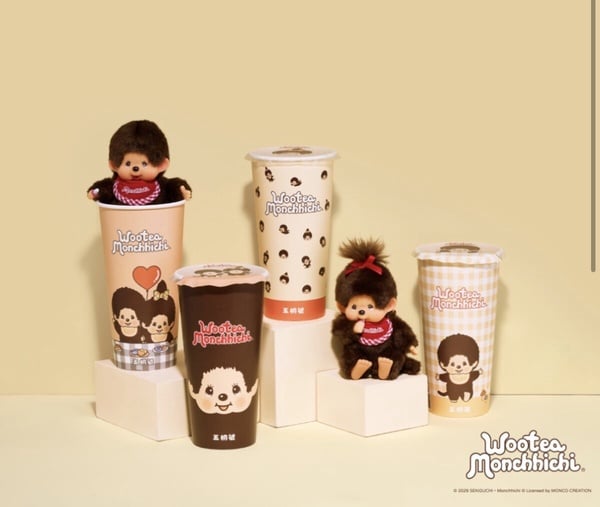 貼紙免費送！五桐號Ｘ蒙奇奇可愛聯名：Monchhichi限定杯身、周邊，藍莓新品同步亮相