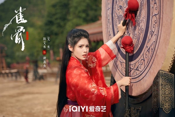 《雀骨》是最近可以一追的古裝劇，有大家愛看的先婚後愛設定！《雀骨》找來侯明昊搭檔新演員艾米，雖然劇情和製作比不上那些頂級的精品劇，但《雀骨》劇情流暢，不拖沓，而且演員有新鮮感。侯明昊依然帥，而《雀骨》一大亮點是女主角艾米，她演技很有靈氣，兩人也有CP感，以古偶劇來說評價不錯，不少觀眾追一集就入坑。