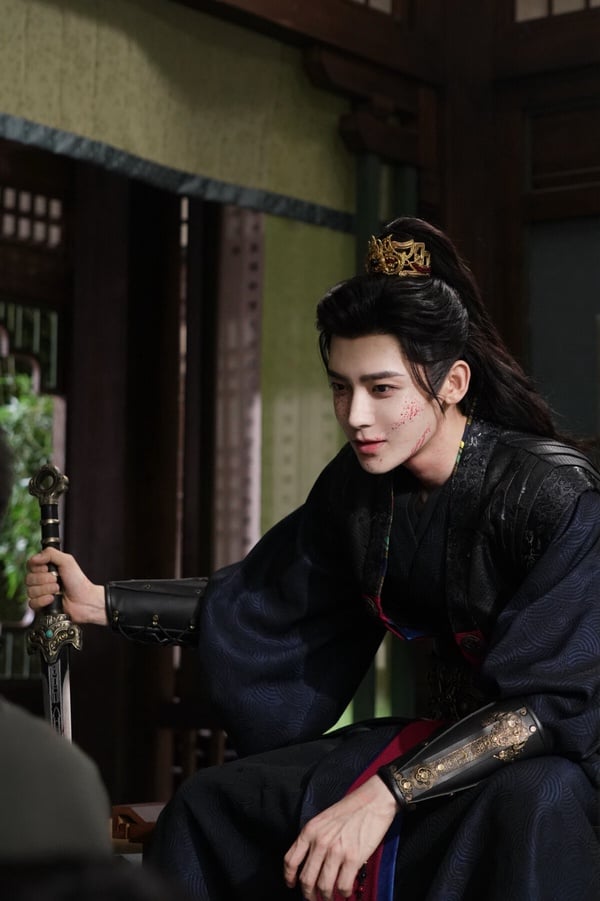 侯明昊近年主演《入青雲》、《玉茗茶骨》、《雀骨》、《逍遙》、《大夢歸離》等一大堆古裝劇，古裝扮相都獲得好評。每次網友熱議95後高顏值帥哥時，侯明昊幾乎都會佔據前排，他公認很帥，演技也不錯。