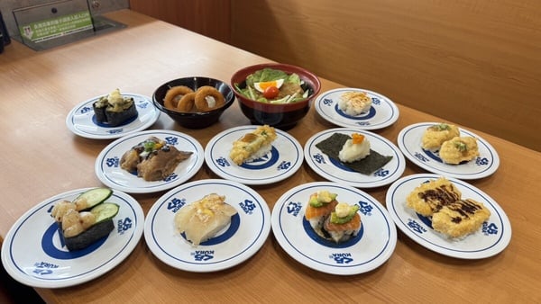 藏壽司Ｘ《名偵探柯南》 劇場版24款開扭！徽章、磁貼、掛飾登場，滿額再送角色杯墊