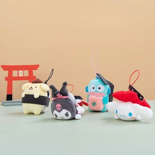 7-11「三麗鷗盲盒新品」：三麗鷗包裝盒公仔吊飾、三麗鷗修學旅行盲盒吊飾、握壽司吊飾