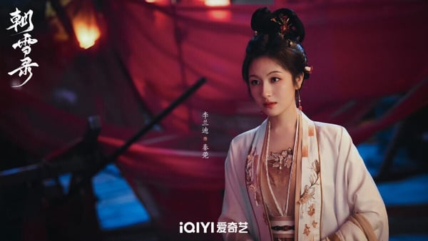 李蘭迪《朝雪錄》是2025暑期檔有小小走熱的陸劇，這部的架構也是女主角重生，不僅智鬥那些曾經欺負過她的壞人，劇情還融合了懸疑探案元素。《朝雪錄》劇本評價一般，但勝在李蘭迪、敖瑞鵬CP火花太強了！互動有火花，熱播時有小小走熱。