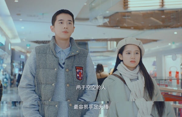 最近大家追《野狗骨頭》有注意到男二嗎？梁靖康飾演苗靖的上司，他的存在讓陳異瘋狂吃醋！演員梁靖康也是個長腿帥哥呢！他足足有186公分，和185公分的宋威龍同框也不落下風。就是要找這種大帥哥演情敵，才有勢均力敵的張力啊！