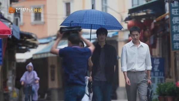 最近大家追《野狗骨頭》有注意到男二嗎？梁靖康飾演苗靖的上司，他的存在讓陳異瘋狂吃醋！演員梁靖康也是個長腿帥哥呢！他足足有186公分，和185公分的宋威龍同框也不落下風。就是要找這種大帥哥演情敵，才有勢均力敵的張力啊！