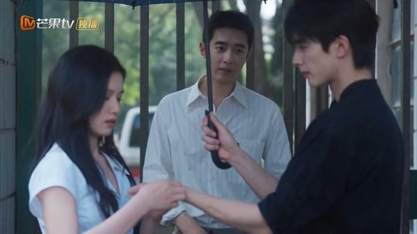 最近大家追《野狗骨頭》有注意到男二嗎？梁靖康飾演苗靖的上司，他的存在讓陳異瘋狂吃醋！演員梁靖康也是個長腿帥哥呢！他足足有186公分，和185公分的宋威龍同框也不落下風。就是要找這種大帥哥演情敵，才有勢均力敵的張力啊！