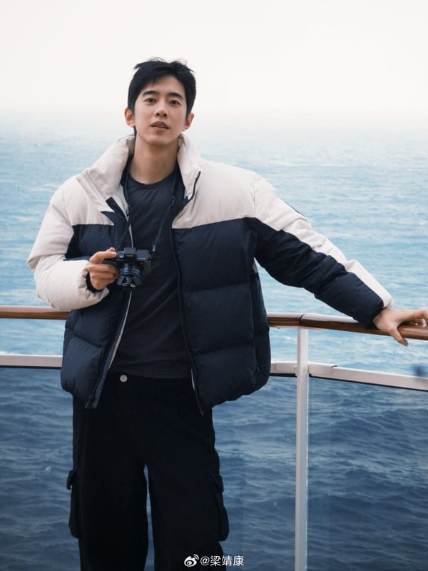 最近大家追《野狗骨頭》有注意到男二嗎？梁靖康飾演苗靖的上司，他的存在讓陳異瘋狂吃醋！演員梁靖康也是個長腿帥哥呢！他足足有186公分，和185公分的宋威龍同框也不落下風。就是要找這種大帥哥演情敵，才有勢均力敵的張力啊！