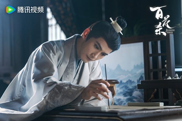 1985年生的徐正溪出道已經十多年，他是到了2016年的《獨孤天下》宇文護一角才終於被觀眾記住，在這之前有著「萬年男二」的稱號，而出道10年徐正溪才終於演到《鳳弈》第一部男主劇。