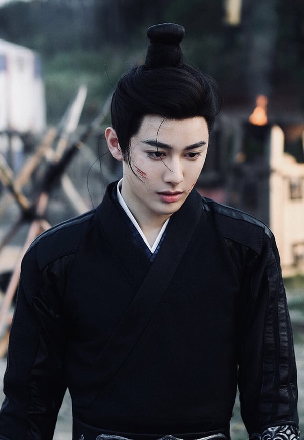 演過《大宋少年志》、《如意芳霏》等古裝網劇的王佑碩演技很好！這兩部作品都算是小有熱度的，幫王佑碩打開知名度，他在《大宋少年志》演的王寬圈粉無數，雖然是配角，卻是劇迷非常喜歡的角色，且古裝扮相很帥，高顏值讓人很難不注意。