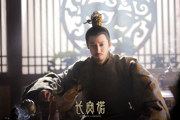 韓棟這個名字大家可能不熟悉，但大多數的人都看過他演的角色，像是《錦衣之下》嚴世蕃，雖然是反派，但在劇中邪媚的形象很迷人，而且古裝扮相很帥，一隻眼睛異色更顯魅力，有點變態，有點深情，劇迷沒辦法討厭這個角色，顏值和演技都沒話說！