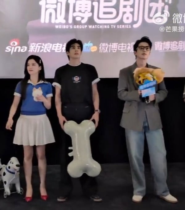 最近大家追《野狗骨頭》有注意到男二嗎？梁靖康飾演苗靖的上司，他的存在讓陳異瘋狂吃醋！演員梁靖康也是個長腿帥哥呢！他足足有186公分，和185公分的宋威龍同框也不落下風。就是要找這種大帥哥演情敵，才有勢均力敵的張力啊！