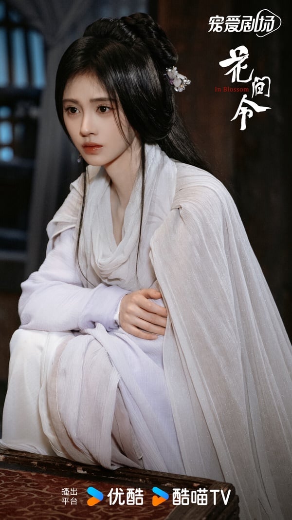 《花間令》是近年意外走紅的黑馬古裝劇，這部劇是「換臉」的設定。女主楊采薇因為變故，臉上有一道疤，而男主潘樾多年來一直對她一往情深。後來楊采薇被惡毒女配換臉，由此展開故事。