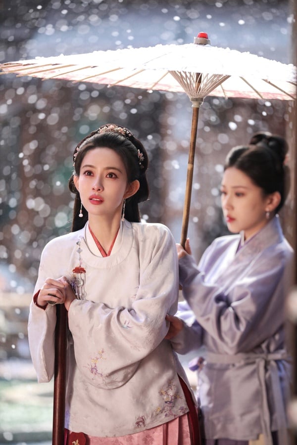 孟子義近年推出《百花殺》、《九重紫》等大女主古裝劇，相較之下角色熱度更出圈的是《九重紫》竇昭。劇中竇昭年少因為母親早逝，而受到家族的打壓，成長的一路上她雖看透人情冷暖，但她不願跟命運妥協。