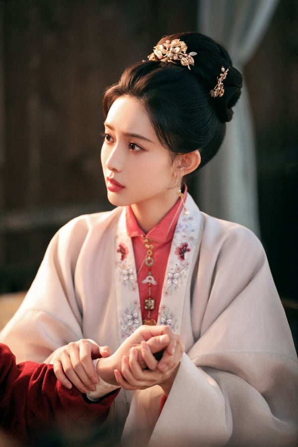 孟子義近年推出《百花殺》、《九重紫》等大女主古裝劇，相較之下角色熱度更出圈的是《九重紫》竇昭。劇中竇昭年少因為母親早逝，而受到家族的打壓，成長的一路上她雖看透人情冷暖，但她不願跟命運妥協。