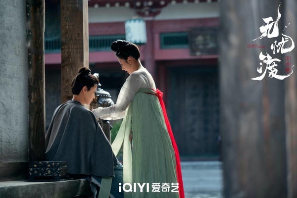 任嘉倫《無憂渡》是2025年的高分古裝劇，這是近年比較少有的古裝志怪題材，講述有著神秘背景的獵魔人宣夜，和一個聰明可愛的女孩半夏，兩人在人妖共存的世界，共同經歷奇情懸案。《無憂渡》上檔前就有高期待，上檔後也沒讓觀眾失望，豆瓣評分高達7.5，一面倒好評！