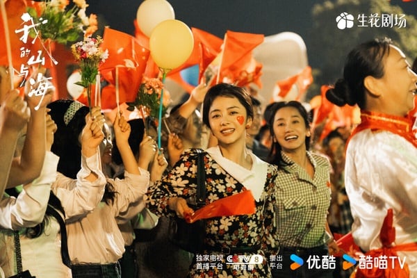 譚松韻《我的山與海》是今年默默衝出高收視的陸劇，這是部女性勵志劇，講述來自西南山區玉縣「神仙頂」的女孩方婉之，遭遇感情和家庭變故，20歲便從大學退學，輾轉來到深圳。方婉之結識了閨蜜李娟、郝倩倩，三人攜手面對風雨，她們從打工到做外貿、再到自主創業，在深圳站穩了腳跟。
