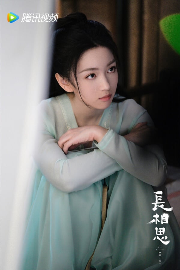 代露娃是近年崛起的95後小花，之前她在《長相思》演楊紫的女二、《白月梵星》演白鹿的女二，都掀起不小的討論度。她的知名度雖然沒有線上的95花們那麼高，但後續發展挺被看好，代露娃長相討喜，《白月梵星》演反派妖女又美又豔，《長相思》演公主阿念也嬌蠻靈動，外型好看，演技也很靈！