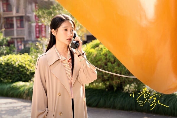 早年關曉彤作品口碑大多不好，主演的《鳳囚凰》、《極光之戀》、《甜蜜暴擊》都被吐槽很慘。不過近年關曉彤找對戲路，其他95花還在古偶劇、現偶劇打轉時，關曉彤演了都市勵志劇《二十不惑》、青春劇《曾少年》這些好評劇，也挑戰了不少正劇。