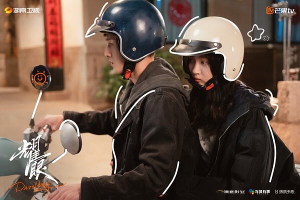 《耀眼》是可以一追的甜寵陸劇，高智落難千金女主vs.全能野草男主。《耀眼》的氛圍很細膩清新，沒有無腦撒糖、沒有狗血霸總，對愛情的鋪墊滿細膩。可惜後續劇情稍顯鬆散拖沓，但整體而言，是一部很適合盛夏追的小甜劇。