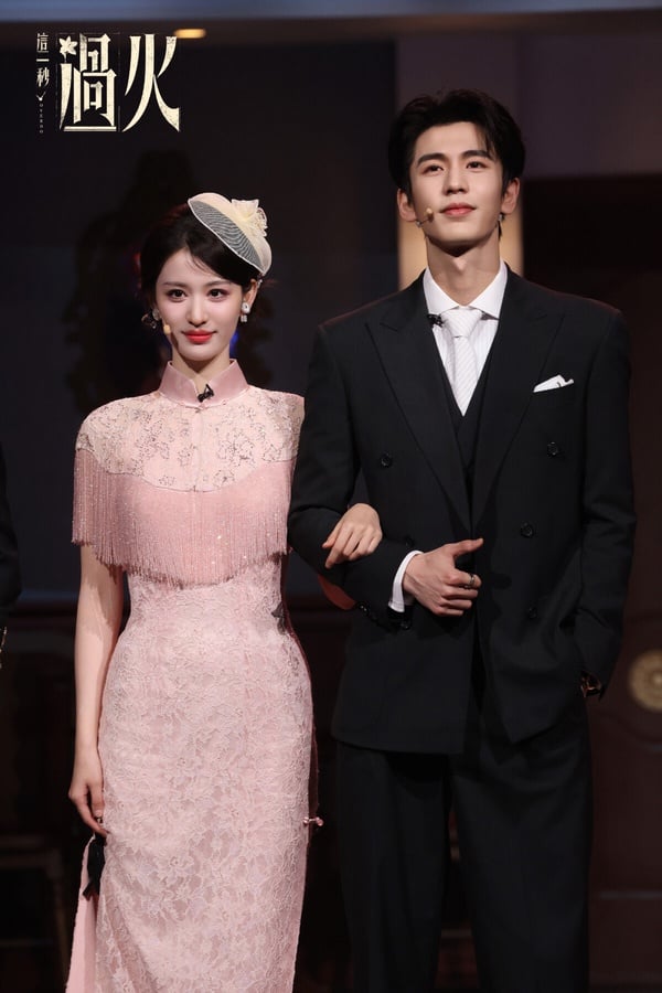 《這一秒過火》找來張凌赫、王楚然主演，播出前一直擁有高期待，目前播出後評價比較兩極。《這一秒過火》改編自匪我思存的小說，是民國虐戀，但劇版故事大改。《這一秒過火》風格很像短劇，走極致狗血路線，節奏是快的，第一集就火速鋪墊男主和女二聯姻、與家族的仇恨，以及和女主角的糾葛。