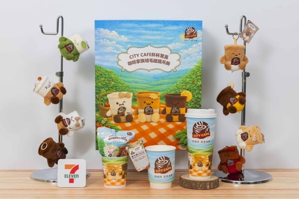 抽買一送一！7-11「CITYCAFE吊飾娃娃驚喜杯」活動開跑，再推三麗鷗曬黑系列盲盒新品