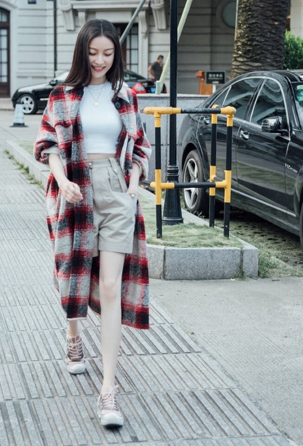 倪妮是公認的腿精、美腿女神！倪妮比例堪稱完美，雙腿不只勻稱、修長又筆直，看到她真的讓人埋怨上帝真是太不公平！而倪妮因為從小學游泳，讓她養出一雙超直的大長腿，太羨慕了！