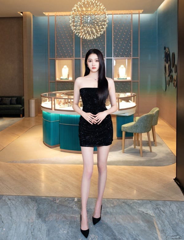 關曉彤的身高有172呢！每次其他女星站在她身邊，都變得嬌小。關曉彤的腿真的很驚人，且她天生長了一張高個臉，那雙腿只要露出來絕對會讓人想多看兩眼，真的是太長了。