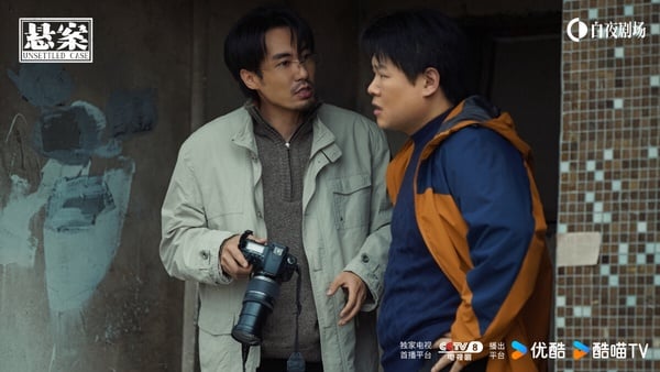 《懸案》以多起真實事件改編，圍繞兩個案件展開，《珠寶行連環劫案》聚焦報社記者白朗與刑警施占軍，二人因抓嫖結識，跨越22年聯手追蹤劫匪。《卞記旅館搶劫案》講述魯志豐和李感兩代刑警耗費半生，憑藉DNA技術鎖定真凶。