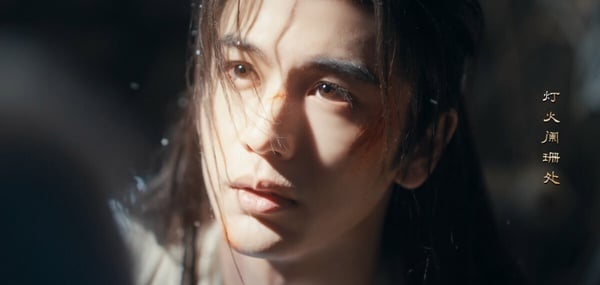 《這一秒過火》故事其實很有張力，女主歸來變男主大嫂，還有巧取豪奪的設定，光想就帶感！然而劇版拍攝質感很差，有各式奇怪的打光和角度，張凌赫在《逐玉》、《愛你》那麼帥，王楚然在《成何體統》、《柳舟記》隨便一套造型都美翻，但在《這一秒過火》卻有很多詭異角度。不少網友都覺得《這一秒過火》很可惜，浪費了這個演員陣容。