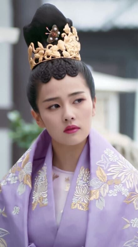 《鳳囚凰》也是時常被熱議的爛劇，這部劇超級神奇。原著小說非常經典，是個穿越故事，但劇版卻改得四不像，為了避開「穿越情節」，很多劇情都刪減，但又沒有把它圓回來，導致大家在追劇時完全看不懂。小說的男主角容止被書迷稱為「言情男主設定的天花板」，還有「一見容止誤終生」的說法，但劇版沒有把這個神仙角色塑造出來，完完全全毀了原著。