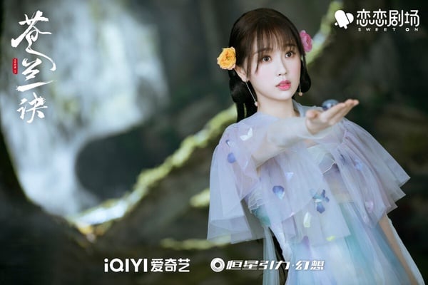 不少95花一上來就是女主角，但虞書欣很特別，她是從小配角演起，後來轉為偶像愛豆，又再跑回去演戲。早年虞書欣曾在《大軍師司馬懿之軍師聯盟》、《新邊城浪子》等精品古裝劇演過不知名配角，直到參加《青春有你第二季》走紅後，又以《下一站是幸福》蔡敏敏一角獲得高熱度