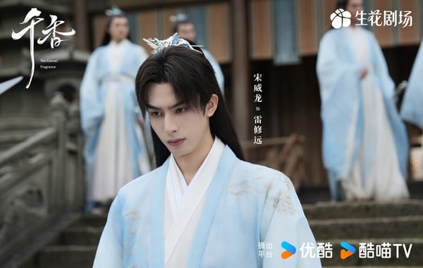 《千香》是古裝仙俠題材，這部劇有不少仙俠劇的老套路，男女主角一起在書院修行，女主一路升級，卻發現自己有身世祕密，常看仙俠劇的人可能會覺得套路不新鮮。而宋威龍穿古裝，也不像在時裝劇《野狗骨頭》那麼驚豔。不過《千香》故事輕鬆，適合無腦下飯開追。