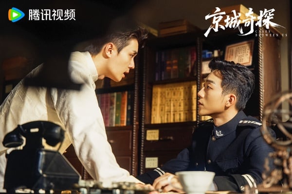 《京城奇探》是最近評價不錯的短劇，講述京城紈絝趙少商為幫姐姐探查夫家怪事，結識了留洋歸來的冷面警官元鴻。兩人從針鋒相對到默契搭檔，一路追查迷案，也一步步揭開元鴻母親離世之謎。隨著調查深入，一樁走私陰謀浮出水面……