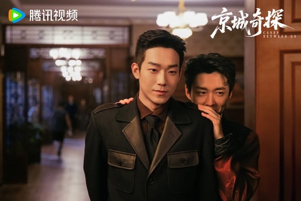《京城奇探》是最近評價不錯的短劇，講述京城紈絝趙少商為幫姐姐探查夫家怪事，結識了留洋歸來的冷面警官元鴻。兩人從針鋒相對到默契搭檔，一路追查迷案，也一步步揭開元鴻母親離世之謎。隨著調查深入，一樁走私陰謀浮出水面……