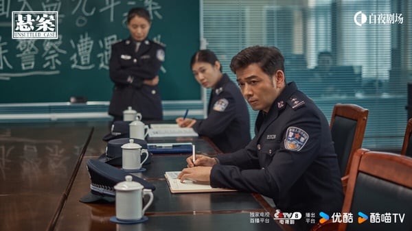 冠軍是部無名劇《懸案》！《懸案》以真實事件改編，圍繞兩個案件展開。《珠寶行連環劫案》聚焦報社記者白朗與刑警施占軍，二人因抓嫖結識，跨越22年聯手追蹤劫匪。《卞記旅館搶劫案》講述魯志豐和李感兩代刑警耗費半生，憑藉DNA技術鎖定真凶。