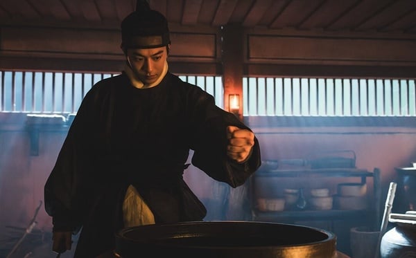 《鬼謎東宮》7大幕後秘辛：南柱赫憋氣到有陰影、累到暴瘦7公斤，拍攝現場竟撞「鬼」？