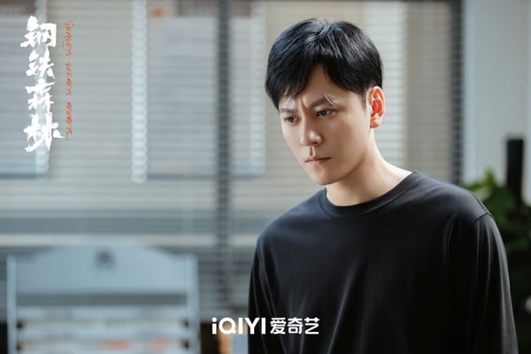 《鋼鐵森林》是一部懸疑劇，熱度不高，但追過的都淪陷。故事講述一具女屍牽出「817懸案」的全新線索，犯罪心理學教授江寒聲空降專案組，令刑偵女警周瑾震驚，她的閃婚丈夫竟曾是省廳幹警，調查矛頭直指她青梅竹馬的初戀蔣誠。因塵封舊案被困人生低谷的三人再次糾葛……