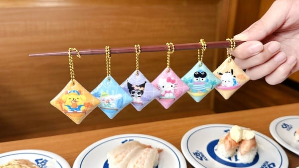 藏壽司 × 三麗鷗泳圈公仔扭蛋開扭！特色餐點登場，手機支架滿額送、再抽造型陶瓷盤