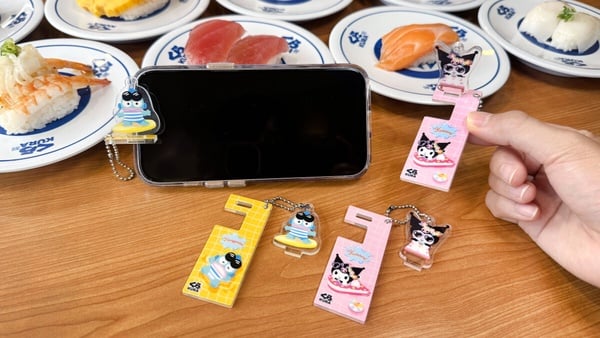 藏壽司 × 三麗鷗泳圈公仔扭蛋開扭！特色餐點登場，手機支架滿額送、再抽造型陶瓷盤