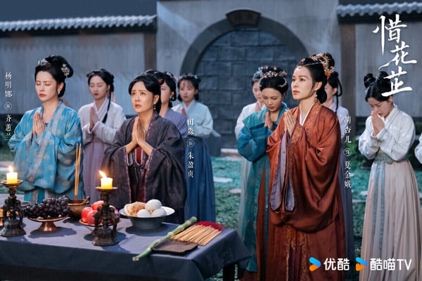 《惜花芷》是2024年意外高評的黑馬劇，豆瓣拿下7.4高分，追過的都推！《惜花芷》是個大女主成長故事，花芷是花家嫡長女，一直藏拙，卻在花家落難時，帶領家族女人們東山再起。花芷發現丫環有做蜜餞的手藝，就開始從沿街叫賣，一步步擴大事業，慢慢做成糕餅品牌。
