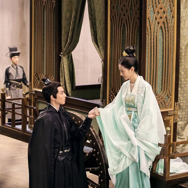 《浮圖緣》是王鶴棣在爆紅前接演的作品，本來被積壓了一段時間，沒想到後來王鶴棣因《蒼蘭訣》爆紅，緊接著他《浮圖緣》就火速被抬上來。本來大家都對《浮圖緣》毫無期待，沒想到製作質感、演員演技和劇本意外都不錯！