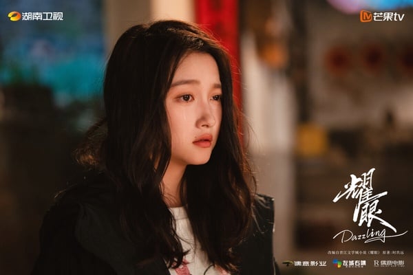 關曉彤落在後排！早年關曉彤作品口碑大多不好，主演的《鳳囚凰》、《極光之戀》、《甜蜜暴擊》都被吐槽很慘。不過近年關曉彤找對戲路，其他95花還在古偶劇、現偶劇打轉時，關曉彤演了都市勵志劇《二十不惑》、青春劇《曾少年》，還有懷舊劇《小巷人家》，都很受好評呢！