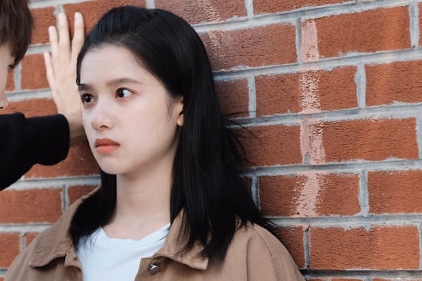 張婧儀早年演技評價不錯呢！她最初以《風犬少年的天空》、《點燃我，溫暖你》等青春劇小火，觀眾稱讚她的演技有吸引力。但隨著同類型的劇越播越多，今年《野狗骨頭》後，網友開始有了不同的聲音。