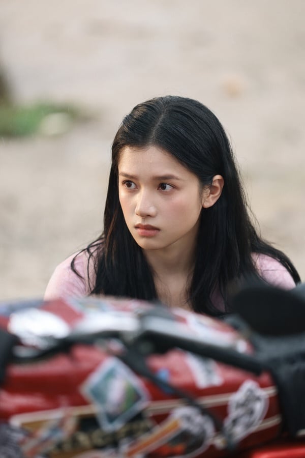張婧儀早年演技評價不錯呢！她最初以《風犬少年的天空》、《點燃我，溫暖你》等青春劇小火，觀眾稱讚她的演技有吸引力。但隨著同類型的劇越播越多，今年《野狗骨頭》後，網友開始有了不同的聲音。