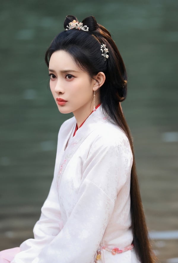 孟子義早年演技滿受好評，在《陳情令》、《說英雄誰是英雄》她的爆發力都很強，很讓人驚豔。不過近年孟子義演了一大批古裝劇，《九重紫》紅了之後，又有《桃花映江山》、《百花殺》、《華山論劍》，雖然讓孟子義吸引了一批劇迷，但相似的造型、相似的演繹方式，讓大家越來越疲乏。