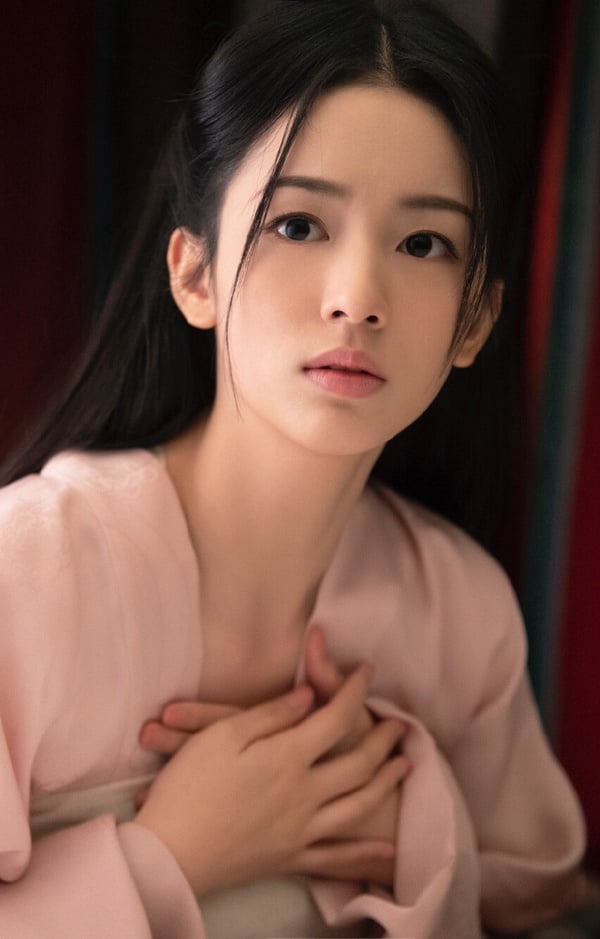 周也一直是觀眾心中高顏值但爛演技的代表，她早年常被網友吐槽演戲會五官亂飛。近年周也在《護心》、《錦月如歌》、《你好1983》等劇，其實已經比早年好了，比較少看到周也五官亂飛，但和其他95花相比，網友對周也的演技評價還是不高。