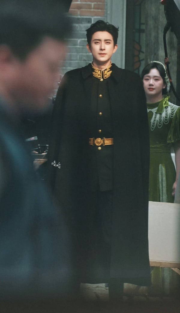 188公分的敖瑞鵬穿軍裝好像在走秀！敖瑞鵬在新劇《萬花世界》穿上了軍裝，這部劇設定滿特別，鞠婧禕主演，講述金牌時空執行者蘇綠夏，穿梭各個異世承接系統任務，為各路悲情女配破除命運桎梏、逆襲人生。因為有多個世界，所以有很多單元男主，鞠婧禕貫穿全劇，也會有民國、古裝等各種造型。