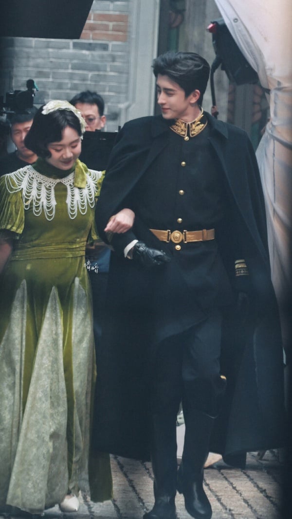 188公分的敖瑞鵬穿軍裝好像在走秀！敖瑞鵬在新劇《萬花世界》穿上了軍裝，這部劇設定滿特別，鞠婧禕主演，講述金牌時空執行者蘇綠夏，穿梭各個異世承接系統任務，為各路悲情女配破除命運桎梏、逆襲人生。因為有多個世界，所以有很多單元男主，鞠婧禕貫穿全劇，也會有民國、古裝等各種造型。