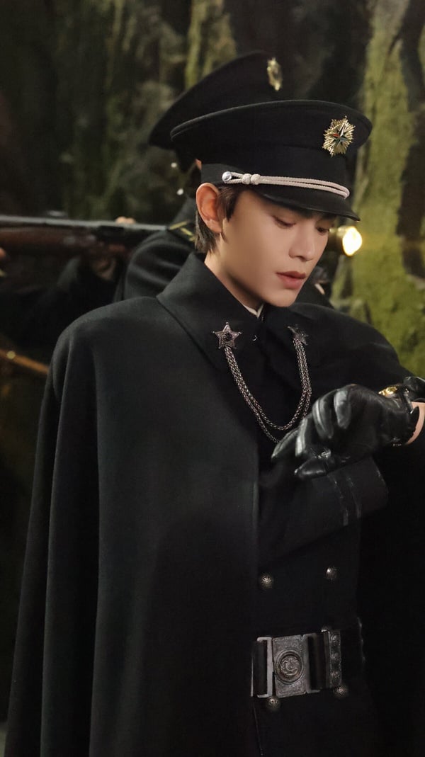 冠軍是《南部檔案》丁禹兮！丁禹兮穿軍裝也很帥呢！他在《南部檔案》飾演的張海蝦也是一個奇人，性格斯文，冷靜沉穩，是張海鹽絕佳拍檔，兩人攜手調查南洋離奇案件。