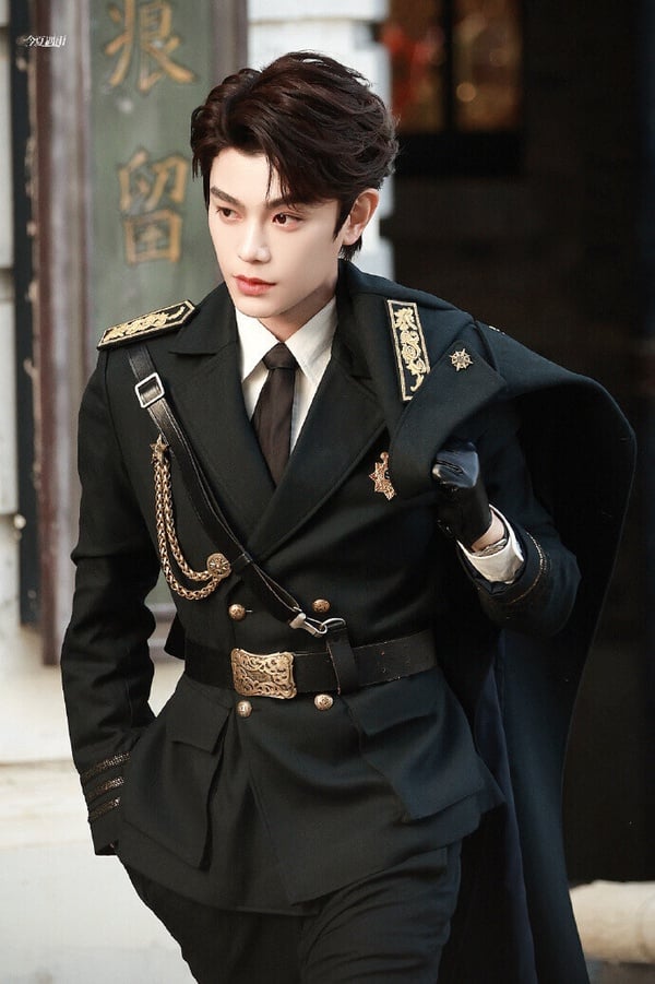 冠軍是《南部檔案》丁禹兮！丁禹兮穿軍裝也很帥呢！他在《南部檔案》飾演的張海蝦也是一個奇人，性格斯文，冷靜沉穩，是張海鹽絕佳拍檔，兩人攜手調查南洋離奇案件。