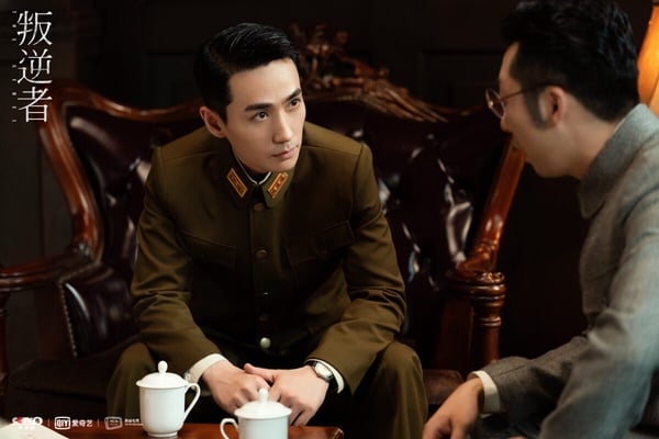 朱一龍演過不少民國劇，《情定三生》、《許你浮生若夢》以及《叛逆者》，他穿上民國西裝、軍裝也很好看，有種溫文儒雅的霸氣感。